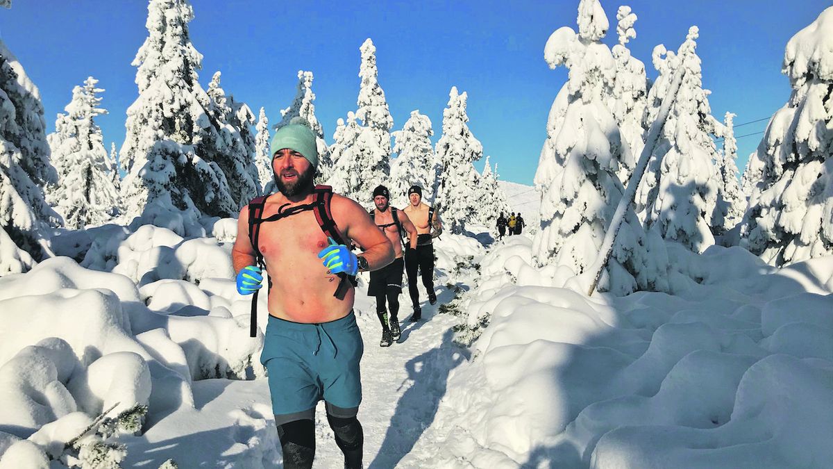 Na Sněžku vyrážejí rodiny, lyžaři, ale také naháči